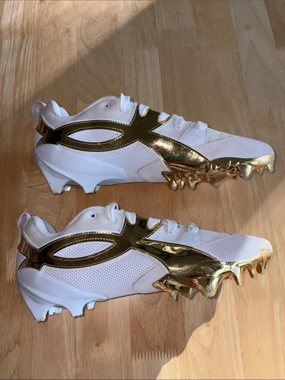 🏈 UA Spotlight HOVR Icon Low Football Cleats. Gold and White. Size 11. EUC